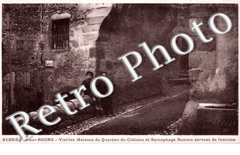 Veilles Maisons du Quartier du Chateau et Sarcophage Romain servant de Fontaine