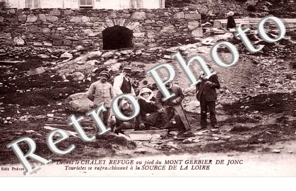 Devant le Chalet Refuge au pied du Mont Gerbier de Jonc  -  Touristes se raffraichissant a la source de la Loire