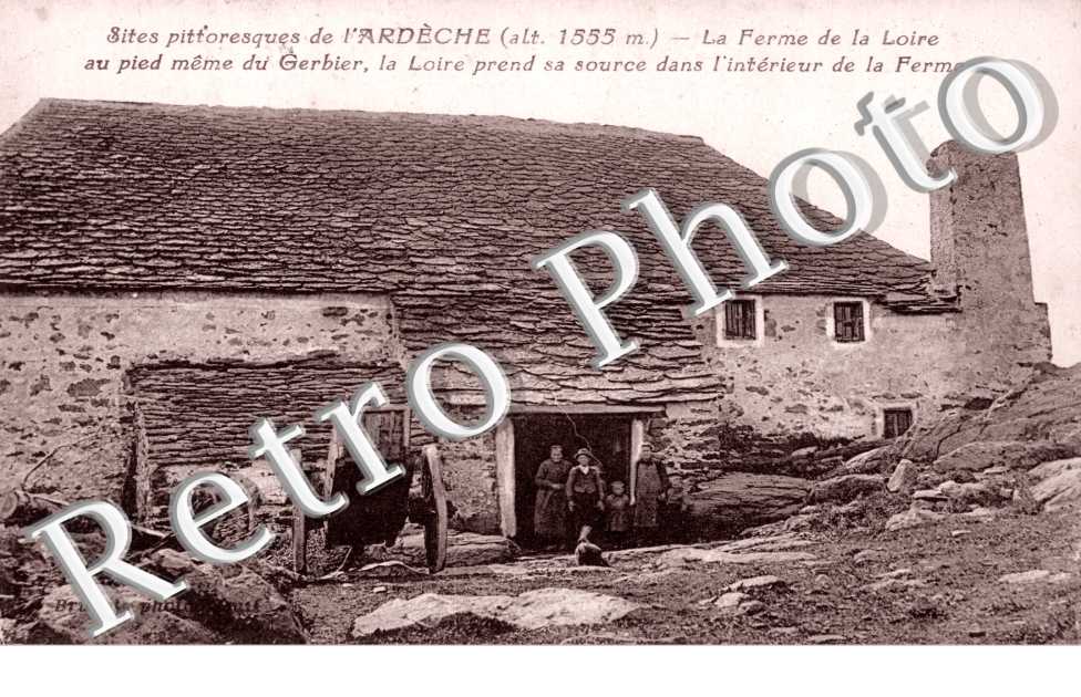 La ferme de la Loire au pied du  Mont Gerbier des Joncs. La Loire prend sa source a l'interieur meme de la ferme