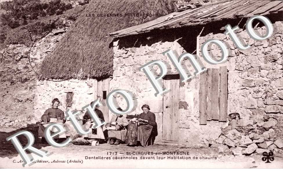 Dentellieres devant l'habitation de Chaume