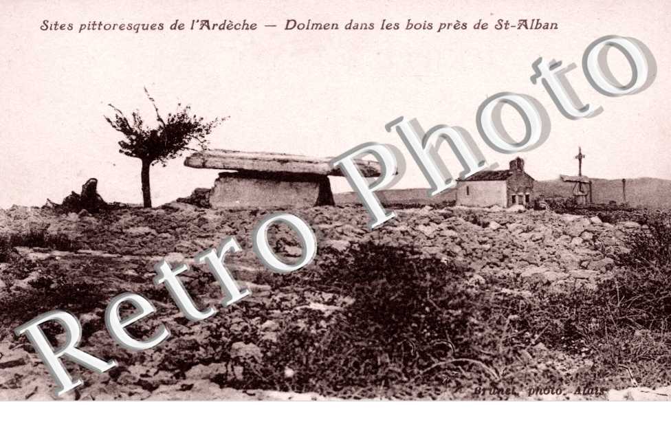 Dolmen dans les bois près de Saint-Alban