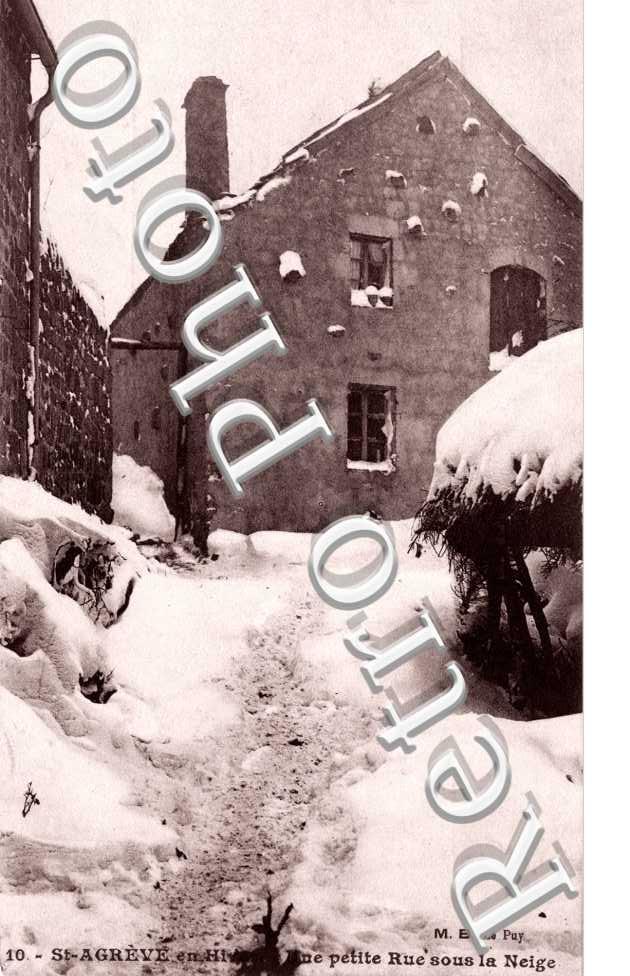 En hiver, une petite rue sous la neige