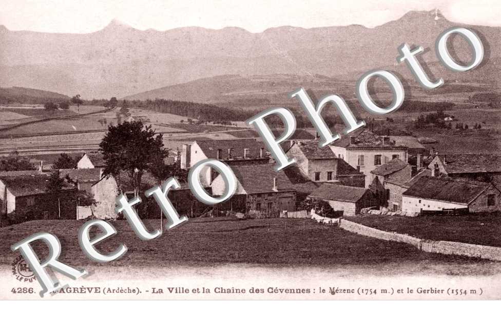 Saint-Agreve, la Ville et la Chaine des Cevennes, le Mezene (1754metres) et le Gerbier (1554metres)