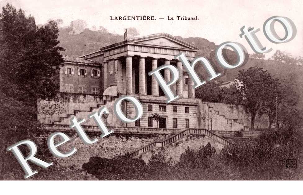 Le tribunal