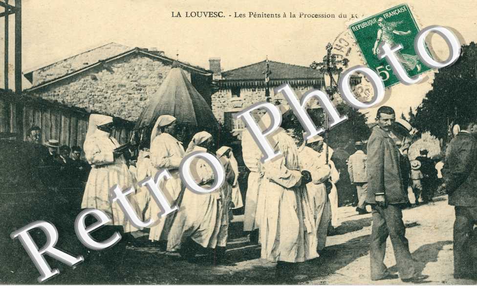 Les penitents a la procession du 15 aout