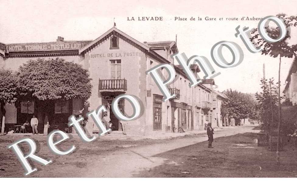 Place de la gare et route d'Aubenas