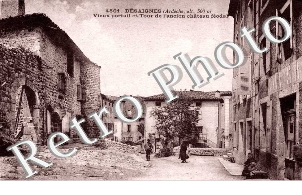 vieux portail et tour de l'ancien chateau feodal