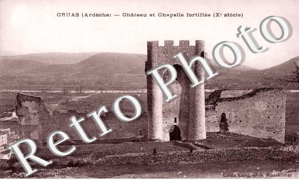 Chateau et chapelle fortifiee