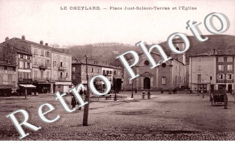 Place st Just Saleon Terras et eglise