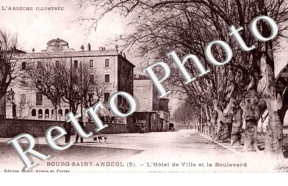 l'hotel de ville  et le Boulevard