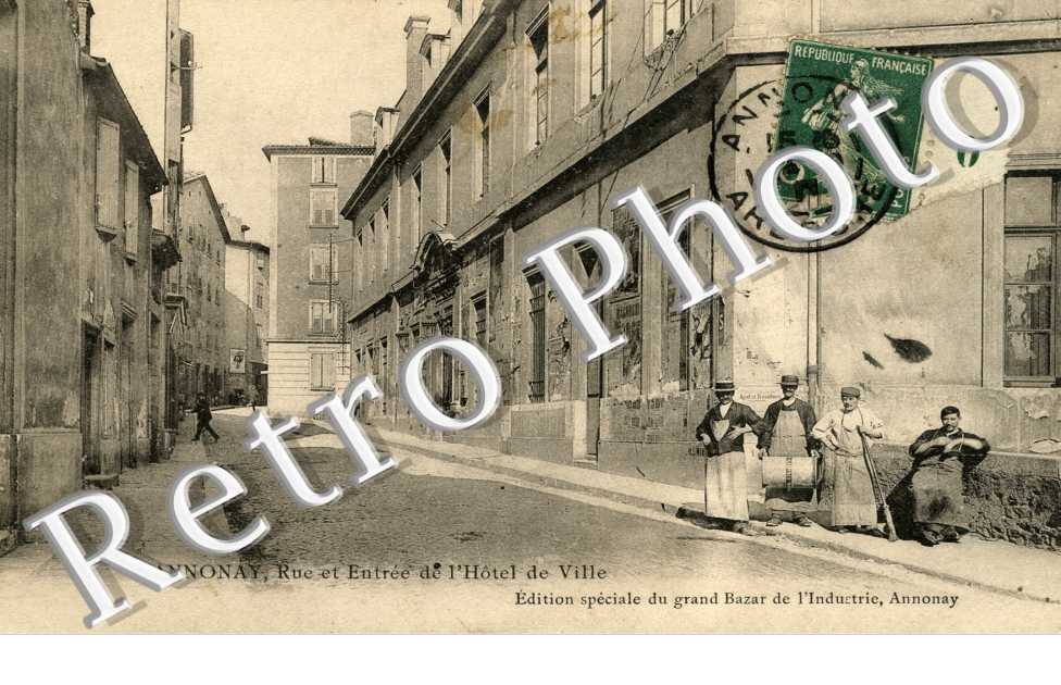 Rue et Entree de l'hotel-de-ville
