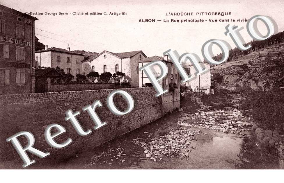 la rue principale - vue dans la riviere