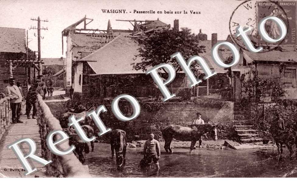 Passerelle en bois sur la Vaux