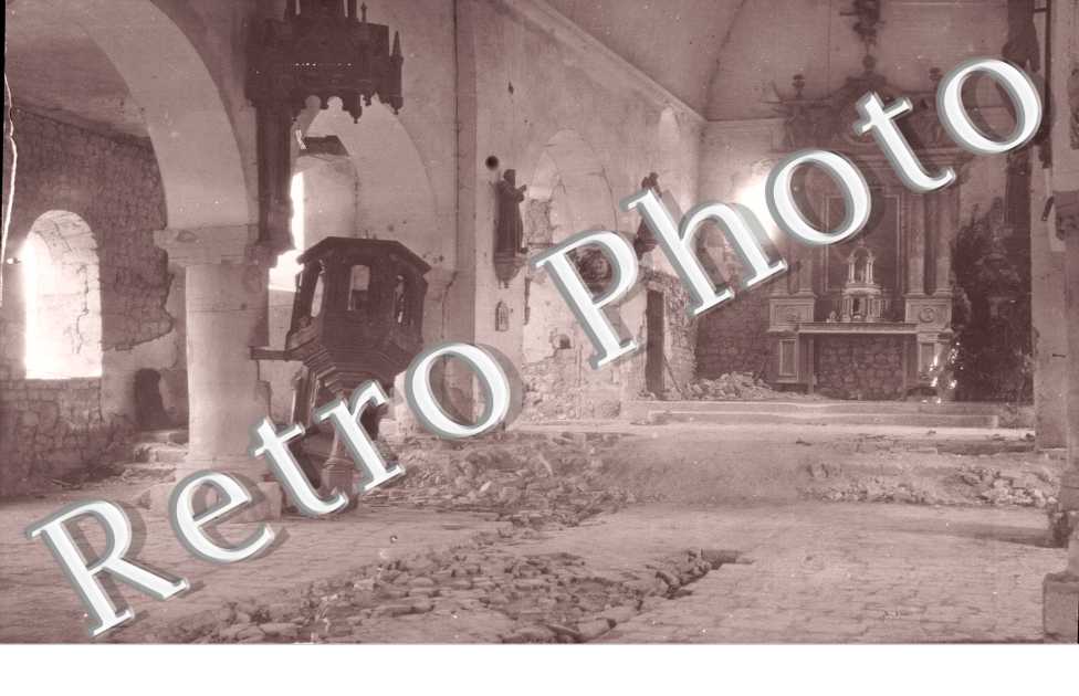 interieur d'Eglise detruite)