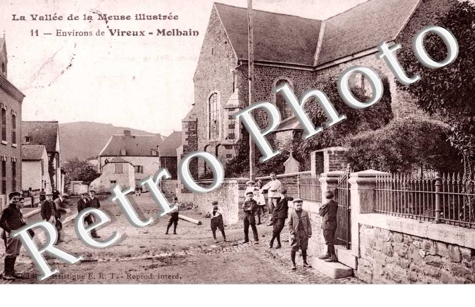 Une Rue animee et l' eglise