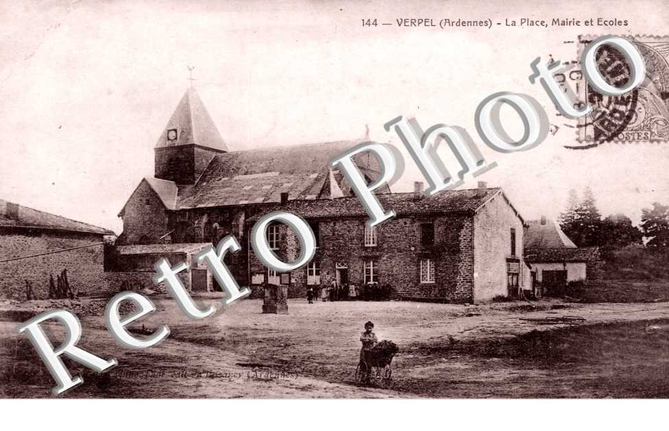 la place, mairie et ecoles