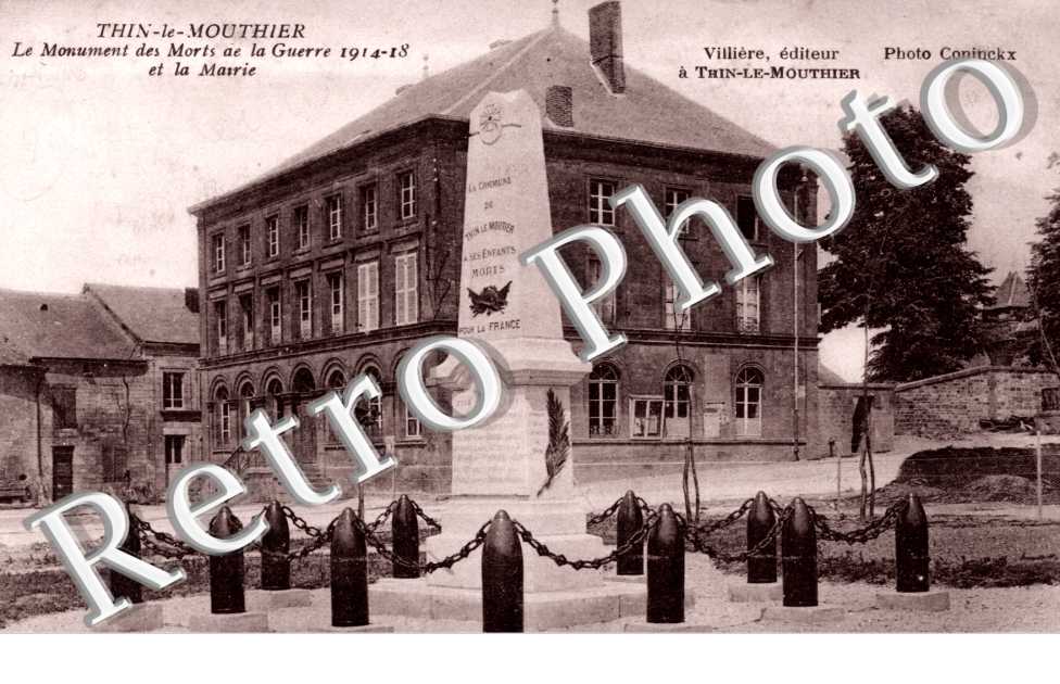 le monument des morts et la mairie