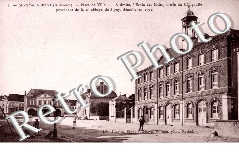 place de ville, a droite, l'ecole des filles