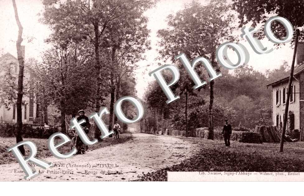 Entree de la Petite-Foret, Route