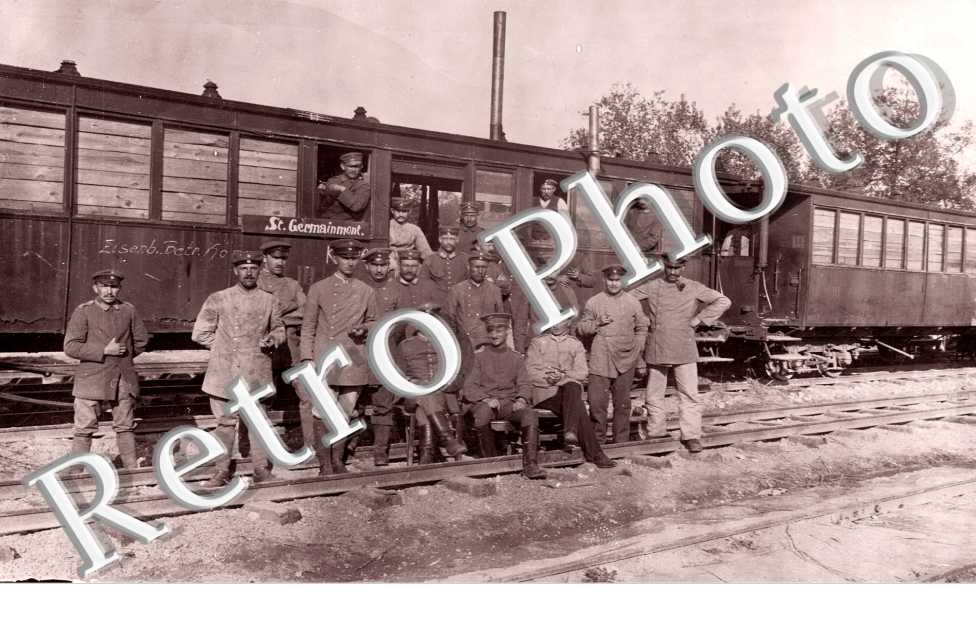 militaires allemands devant un train