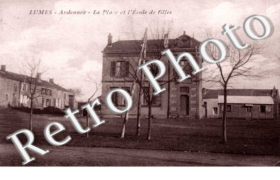 la place et l'ecole des filles