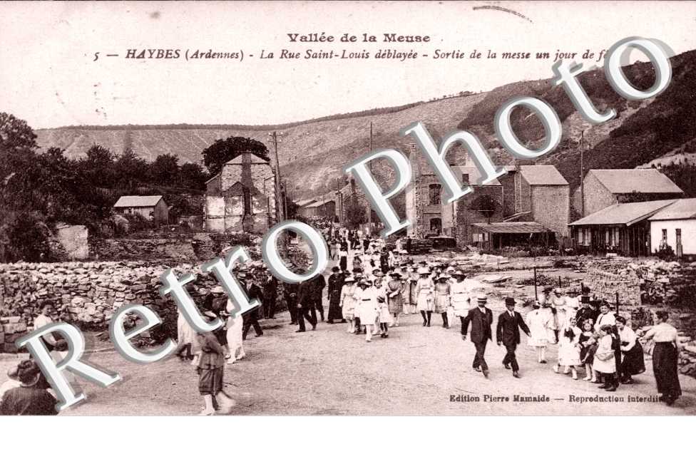 la rue St Louis deblayee-sortie de la messe un jour de fete