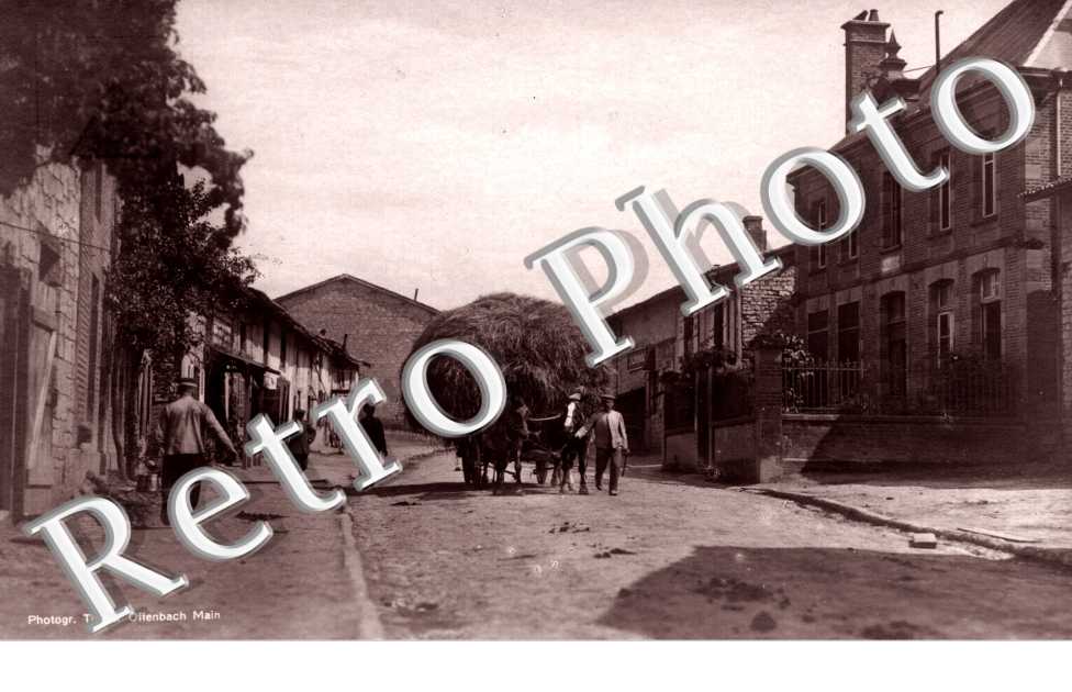 (charette de foin dans une rue)