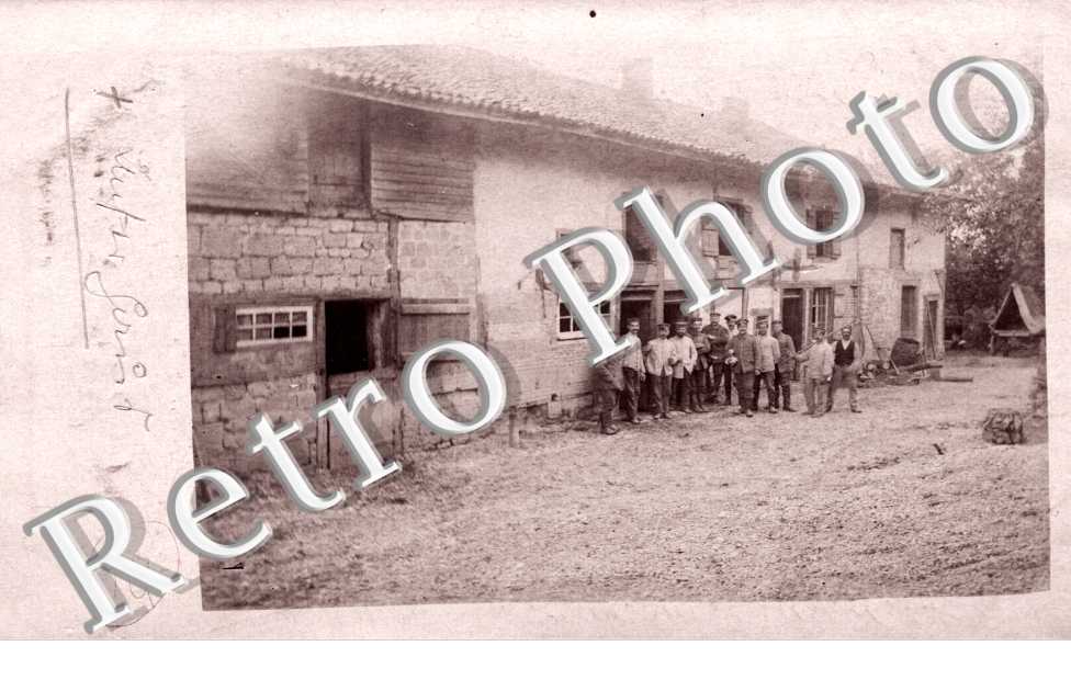 Soldats devant une ferme