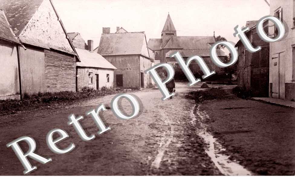 ( une rue du village )