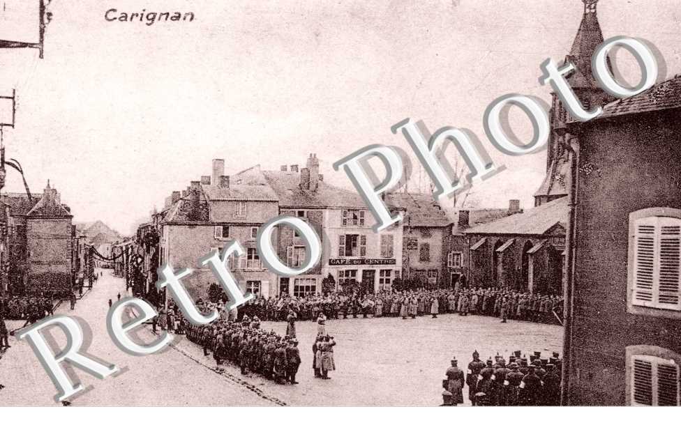 (vue sur la Place lors d'une ceremonie militaire)