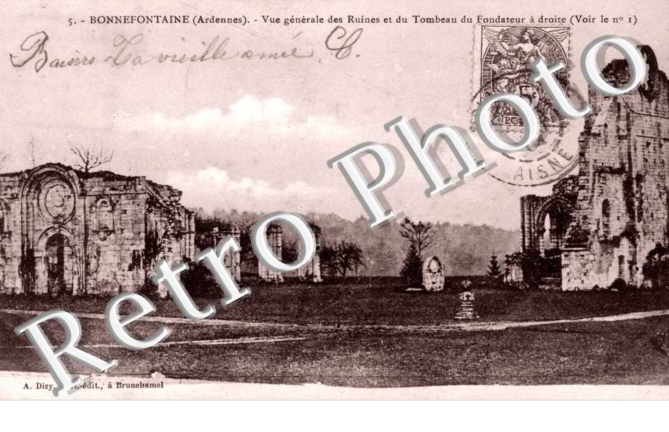vue generale des ruines et du tombeau du fondateur a droite