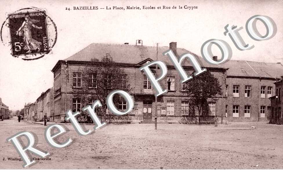 La Place, Mairie, Ecole et Rue de la Crypte
