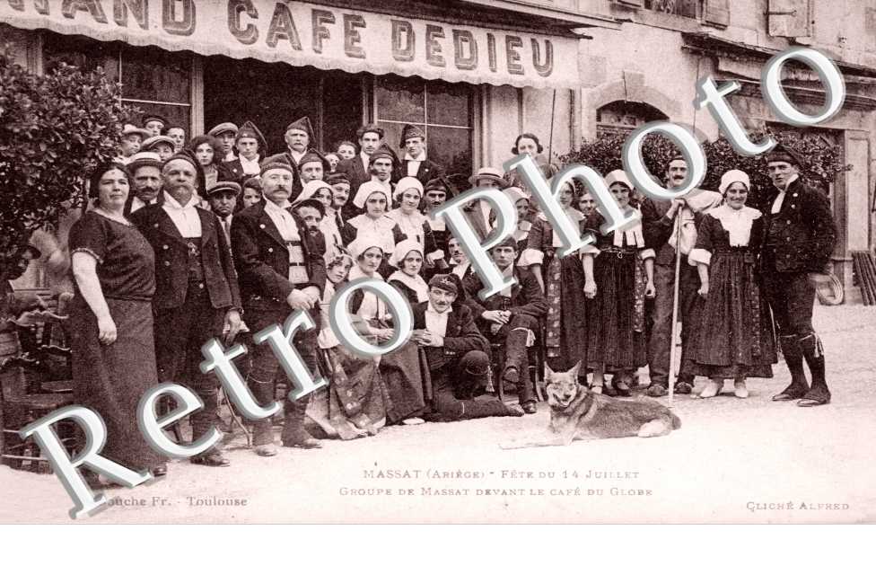 Fete du 14 juillet - groupe de Massat devant le cafe du globe GRAND CAFE DEDIEU