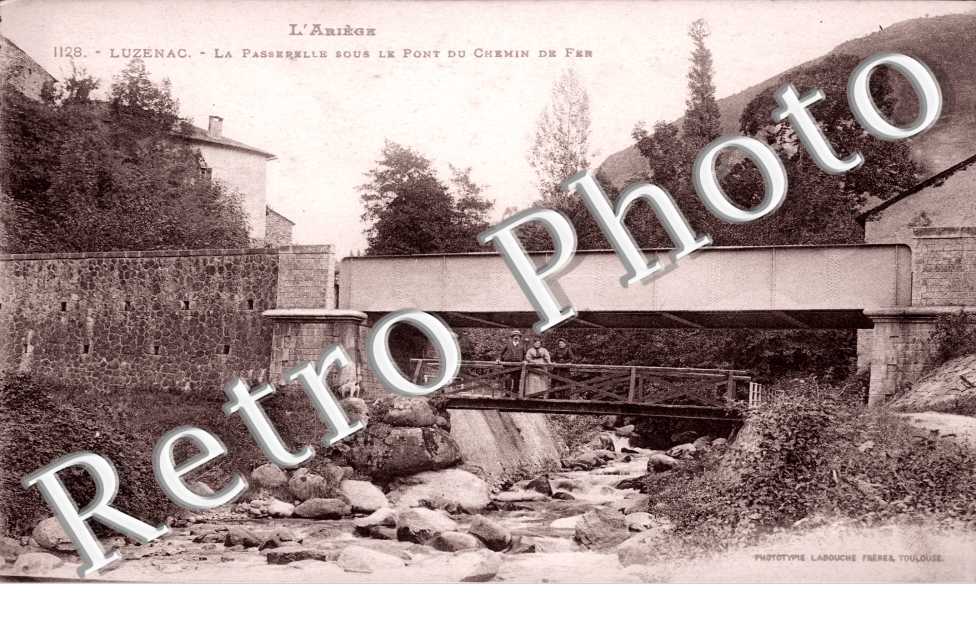 la passerelle sous le pont du chemin de fer
