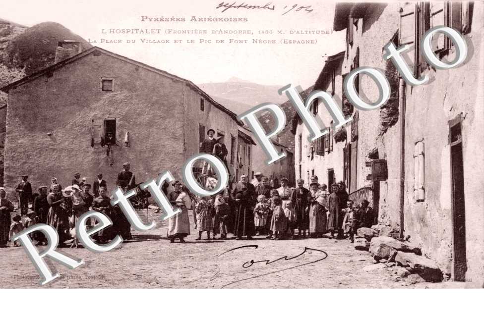 la Place du village et le pic de Font Negre