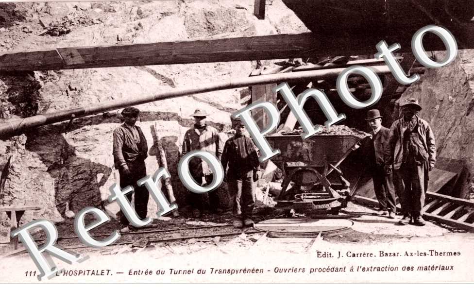 Travaux du Transpyreneen Entree du tunnel Ouvriers procedant a l'extraction des materiaux