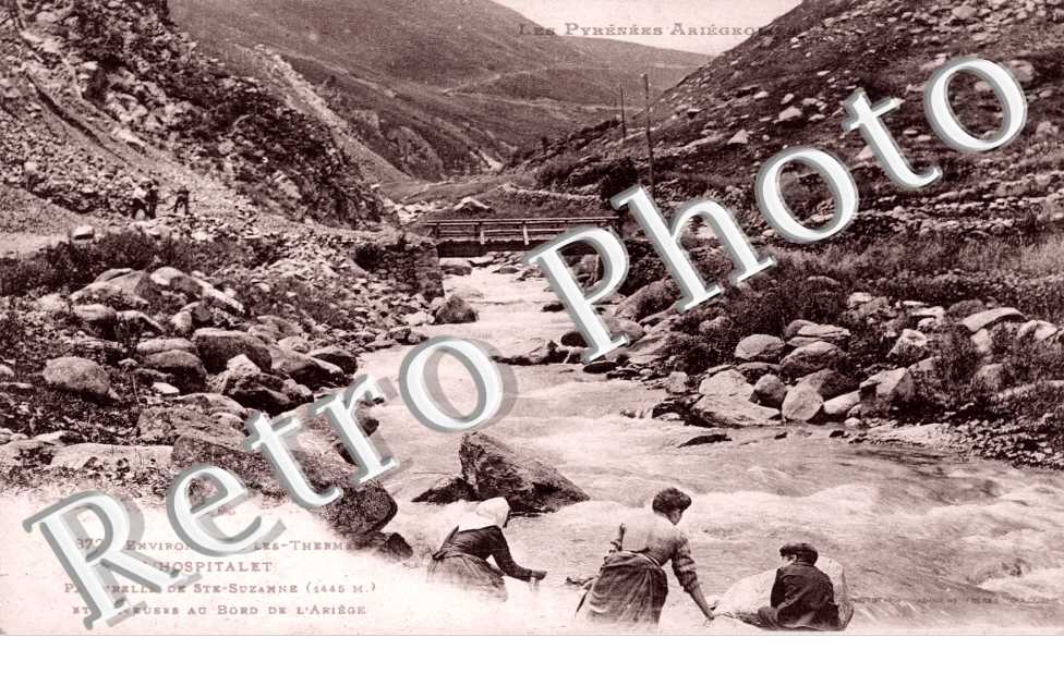 Passerelle de Sainte-Suzanne et laveuses au bord de l'Ariege