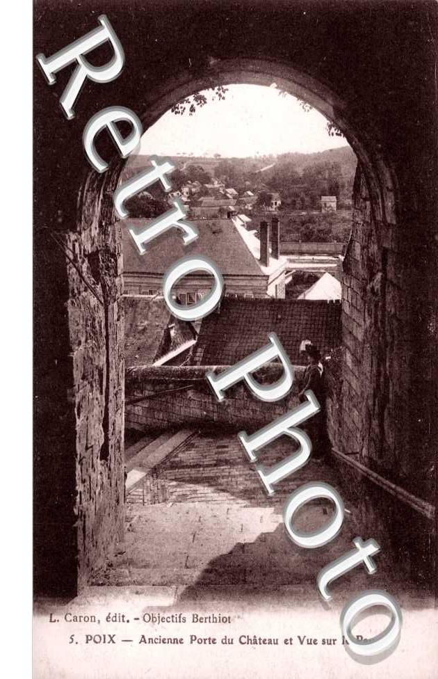 ancienne porte du chateau et vue sur le pays