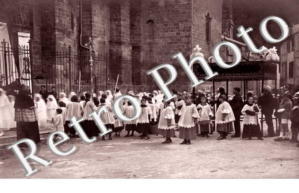 photo prise le dimanche 13 juin 1926 devant le reposoir de l'eglise par Daspet photographe a Foix