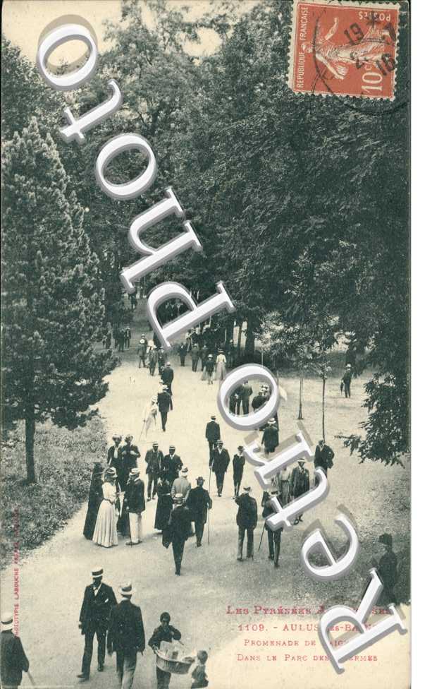Promenade de baigneurs dans le parc des thermes