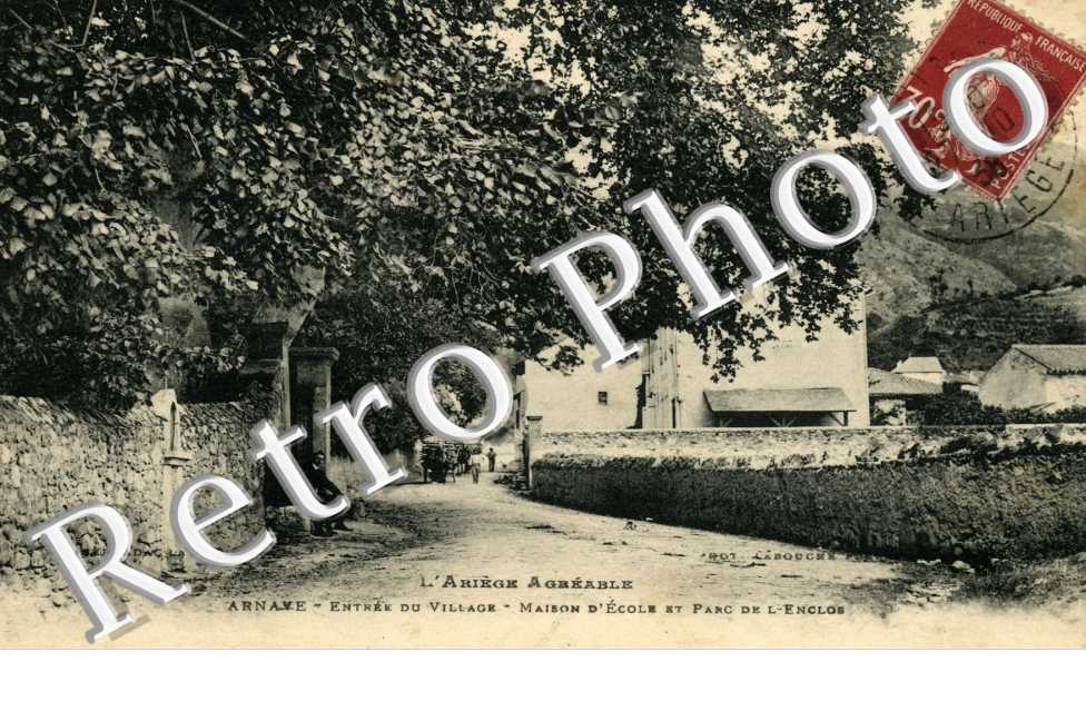 entree du village, maison d'ecole et parc de l' Enclos