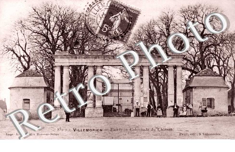 Entree et Colonnade du Chateau