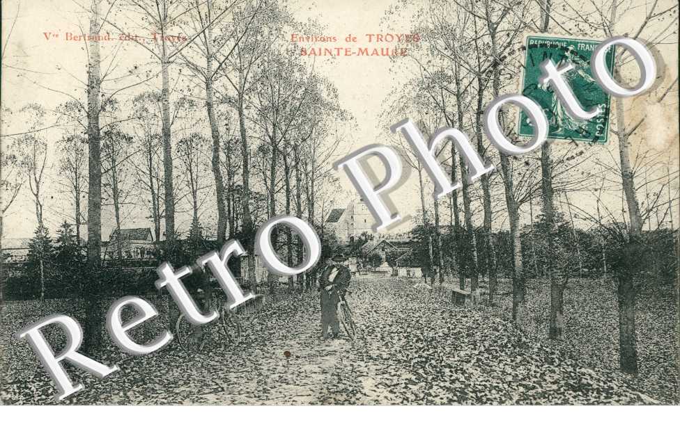 (un homme a bicyclette sur un chemin de bois)