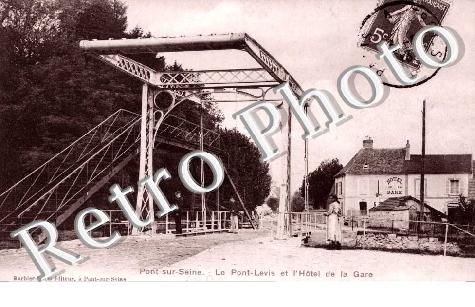 Le Pont Levis et l'Hotel de la Gare