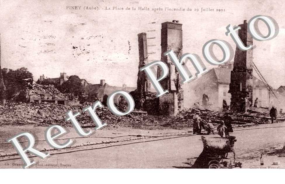 La Place de la Halle apres l'incendie du 29 juillet 1921