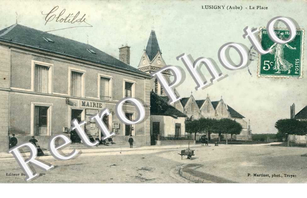 la Place - Mairie - Eglise.