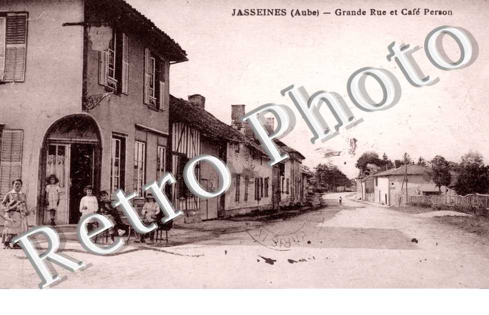 Grande Rue et Cafe Person