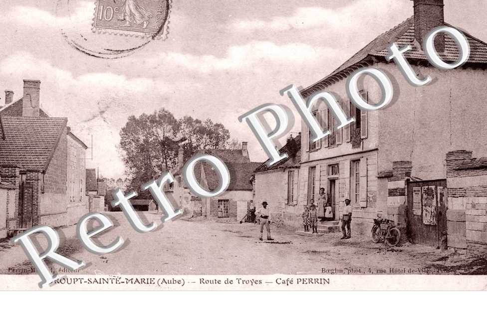 Route de Troyes, Cafe Perrin