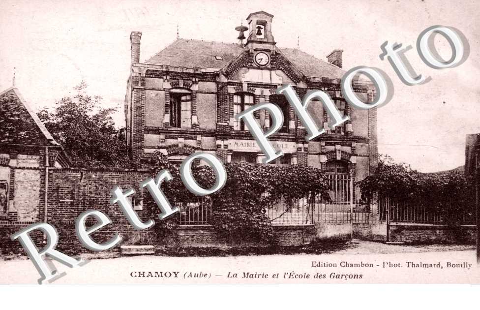 La mairie et l'ecole des garcons
