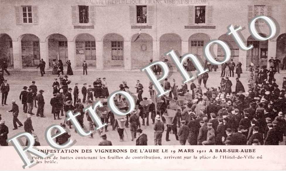 place de l'Hotel de Ville     Manifestations des vignerons le 19 mars 1911, les Porteurs de hottes devant l'Hotel de Ville